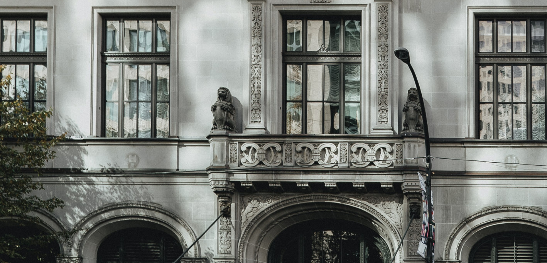 Exterior view of Fairmont Hotel Vancouver with flag