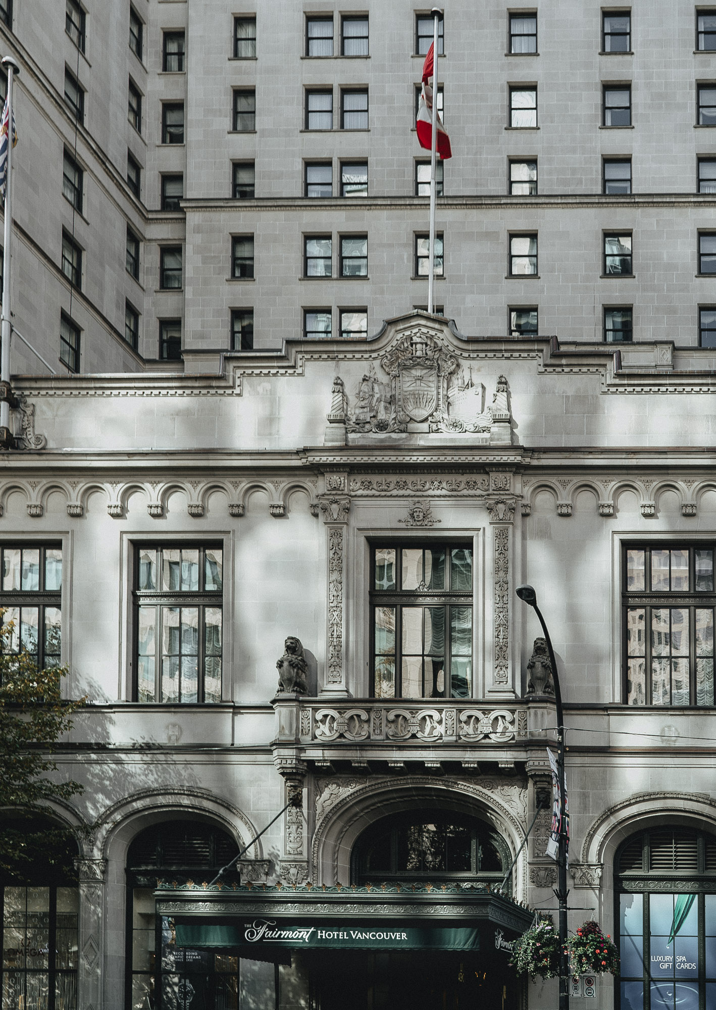 Exterior view of Fairmont Hotel Vancouver with flag