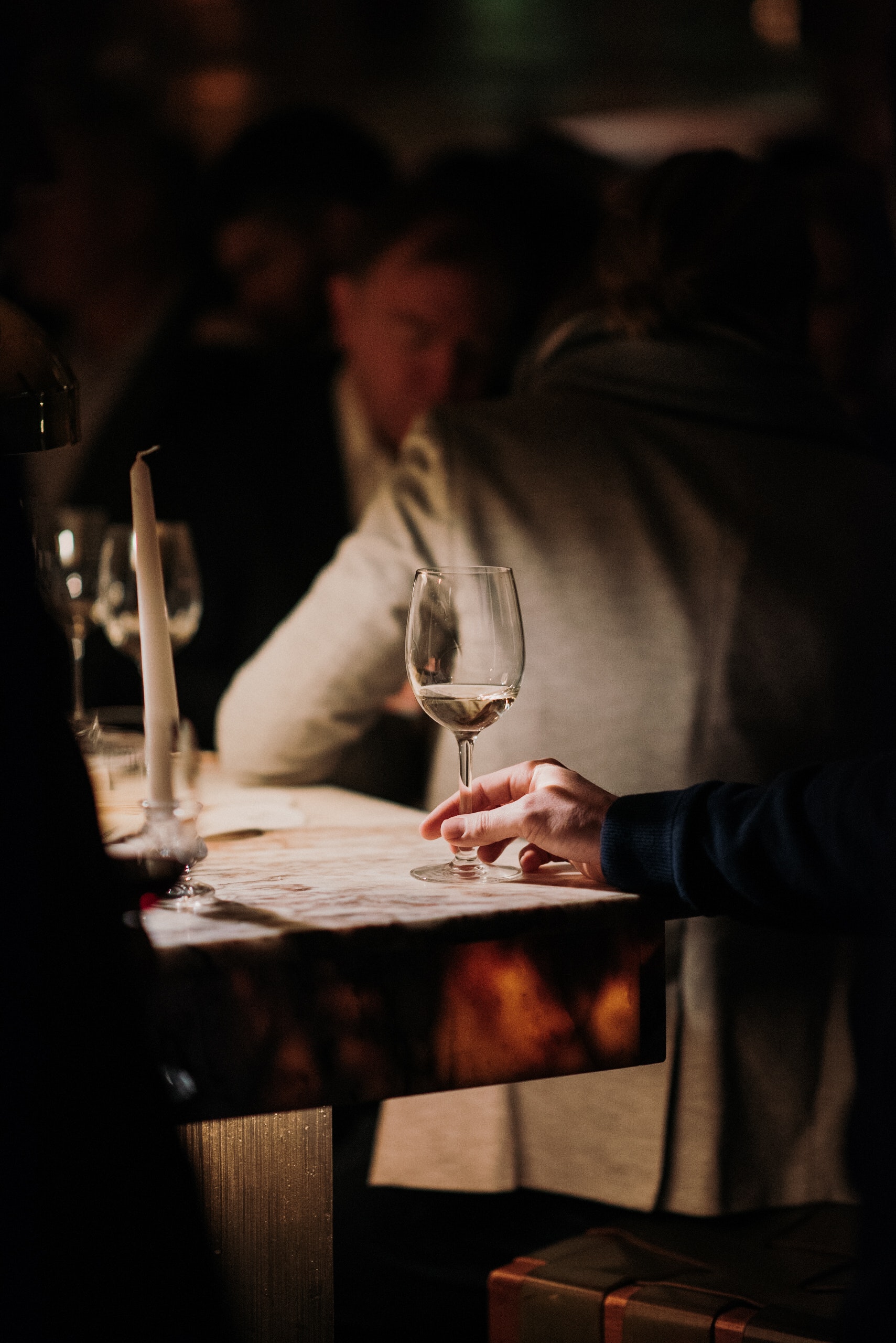 Wine glasses on a table | Image Pexels: Aline-aronsky-1989164