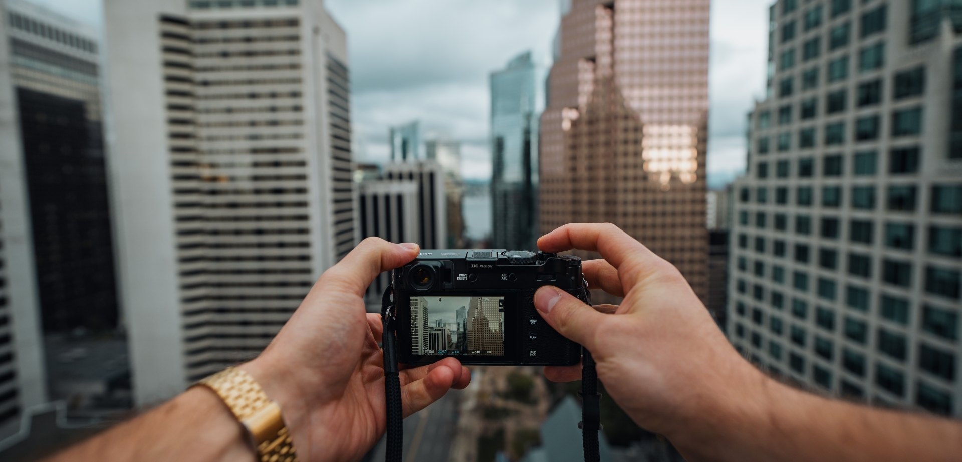 winter exterior of fairmont hotel vancouver_img Oscar Lindsay